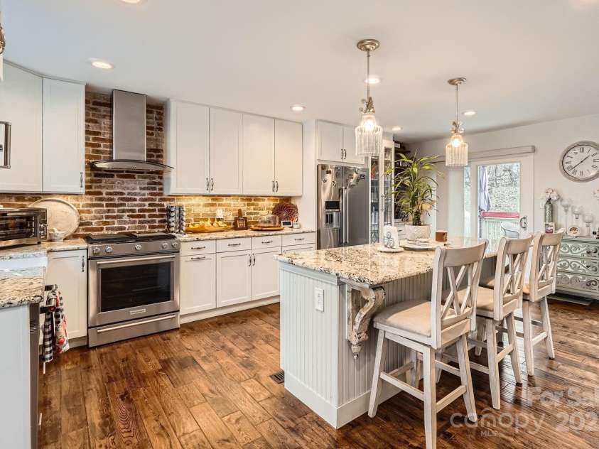 8904 Saint Pierre Lane, Charlotte, NC 28277.  MLS# CAR4233705, YatesRealty ID 5731. Modern Farmhouse kitchen in Charlotte