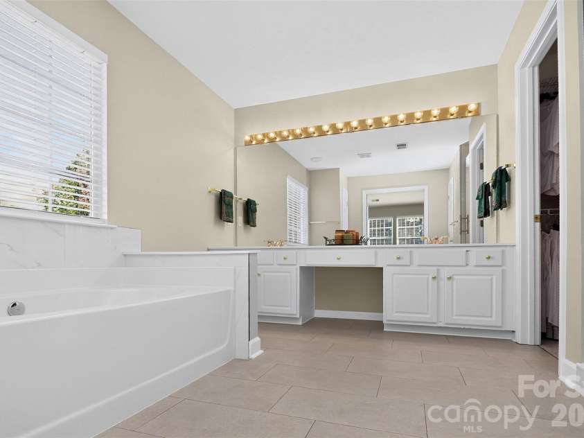 6617 Haddonfield Place, Charlotte, NC 28277.  MLS# CAR4432776, YatesRealty ID 57320. Primary Bath