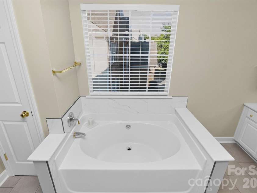 6617 Haddonfield Place, Charlotte, NC 28277.  MLS# CAR4432776, YatesRealty ID 57320. Soaking Tub