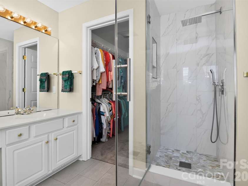 6617 Haddonfield Place, Charlotte, NC 28277.  MLS# CAR4432776, YatesRealty ID 57320. Updated Stand-In Shower
