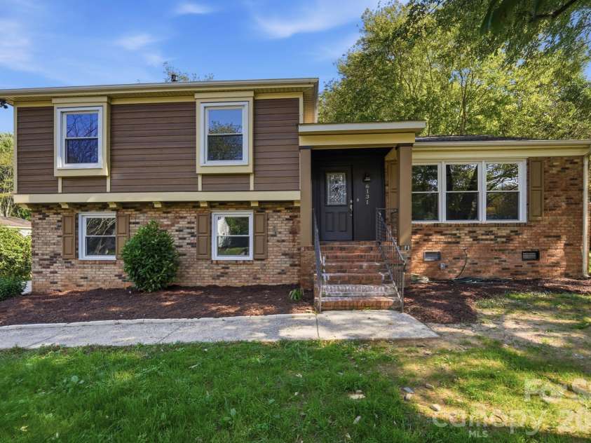 6131 Coach Hill Lane, Charlotte, NC 28212.  MLS# CAR4435622, YatesRealty ID 57323. 