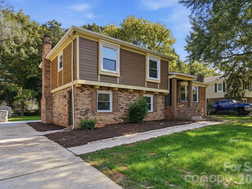 6131 Coach Hill Lane, Charlotte, NC 28212.  MLS# CAR4435622, YatesRealty ID 57323. 
