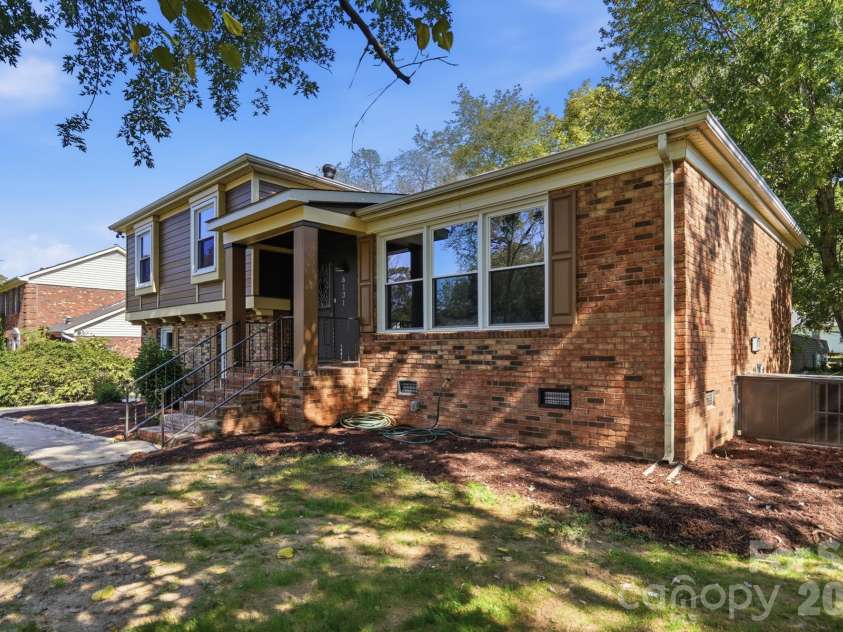 6131 Coach Hill Lane, Charlotte, NC 28212.  MLS# CAR4435622, YatesRealty ID 57323. 