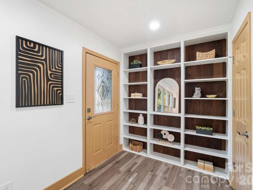 6131 Coach Hill Lane, Charlotte, NC 28212.  MLS# CAR4435622, YatesRealty ID 57323. 