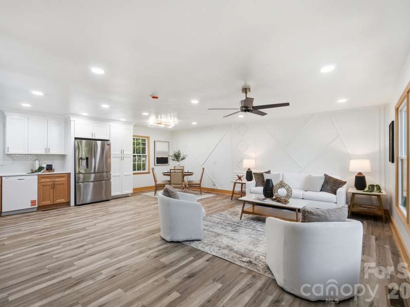 6131 Coach Hill Lane, Charlotte, NC 28212.  MLS# CAR4435622, YatesRealty ID 57323. 