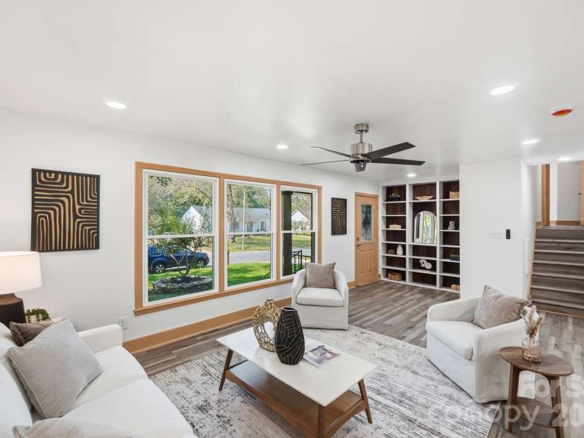 6131 Coach Hill Lane, Charlotte, NC 28212.  MLS# CAR4435622, YatesRealty ID 57323. 