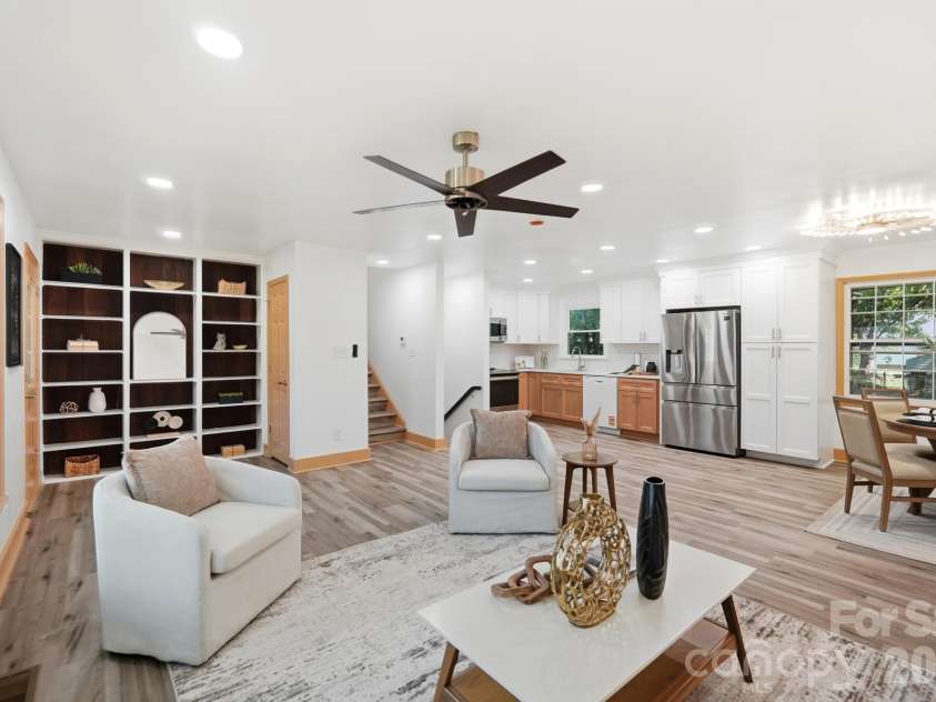 6131 Coach Hill Lane, Charlotte, NC 28212.  MLS# CAR4435622, YatesRealty ID 57323. 