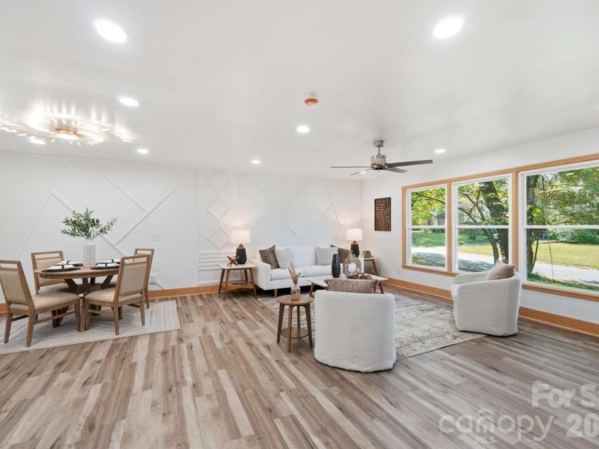 6131 Coach Hill Lane, Charlotte, NC 28212.  MLS# CAR4435622, YatesRealty ID 57323. 