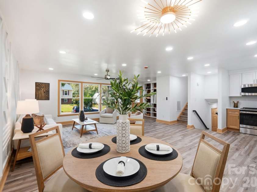 6131 Coach Hill Lane, Charlotte, NC 28212.  MLS# CAR4435622, YatesRealty ID 57323. 