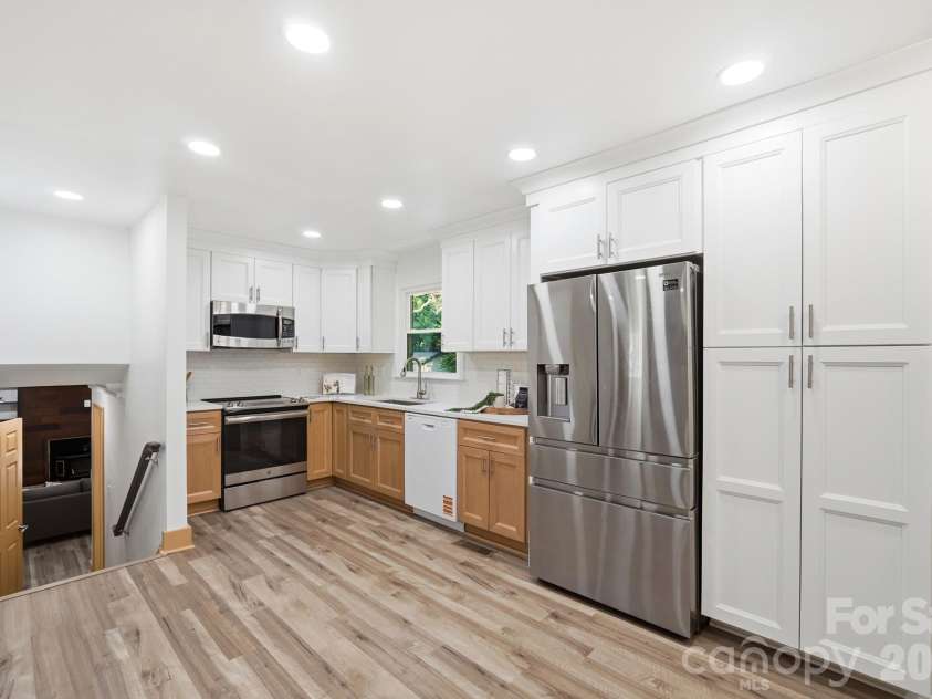6131 Coach Hill Lane, Charlotte, NC 28212.  MLS# CAR4435622, YatesRealty ID 57323. 