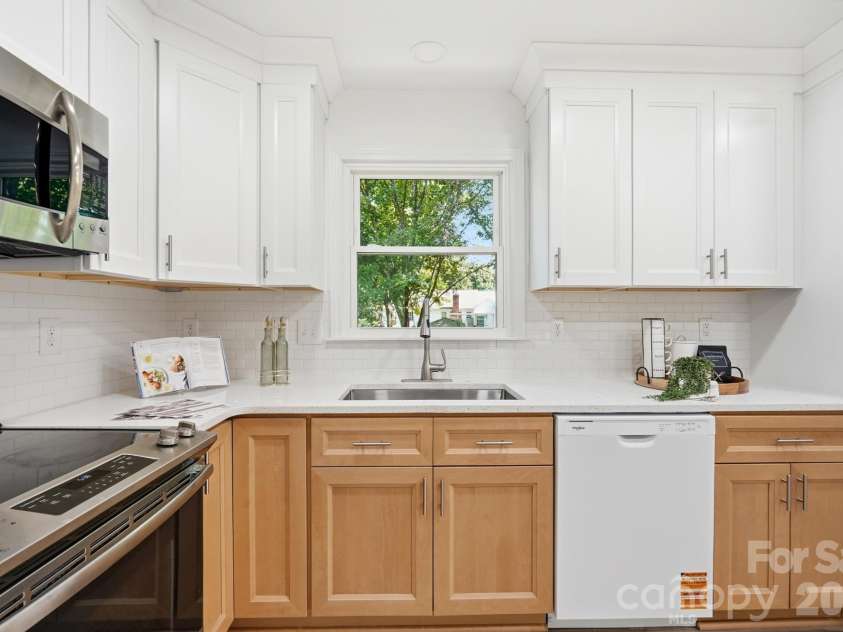 6131 Coach Hill Lane, Charlotte, NC 28212.  MLS# CAR4435622, YatesRealty ID 57323. 