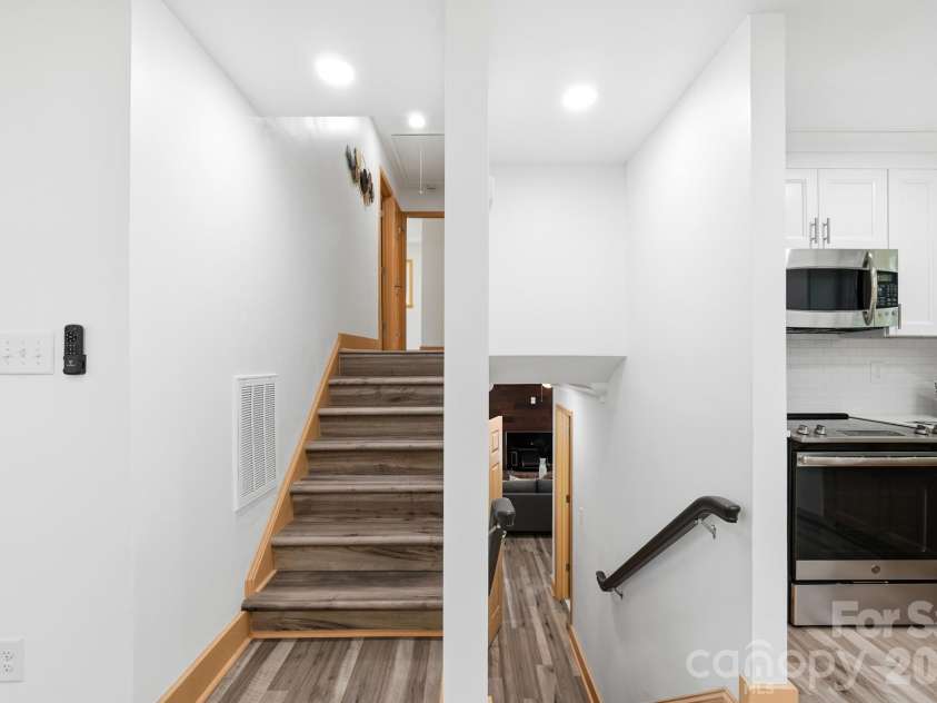 6131 Coach Hill Lane, Charlotte, NC 28212.  MLS# CAR4435622, YatesRealty ID 57323. 