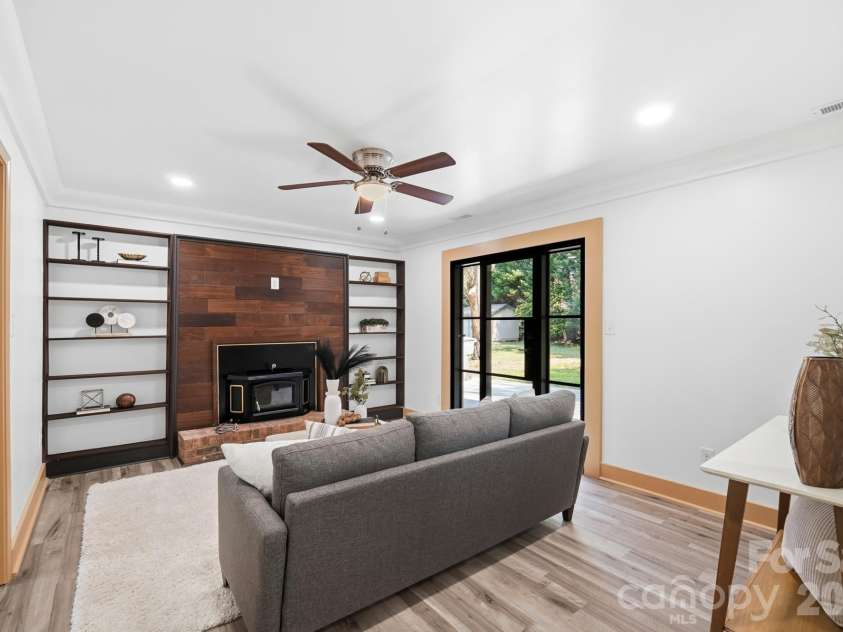 6131 Coach Hill Lane, Charlotte, NC 28212.  MLS# CAR4435622, YatesRealty ID 57323. 