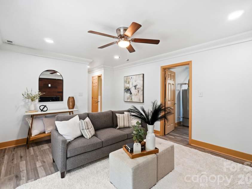 6131 Coach Hill Lane, Charlotte, NC 28212.  MLS# CAR4435622, YatesRealty ID 57323. 