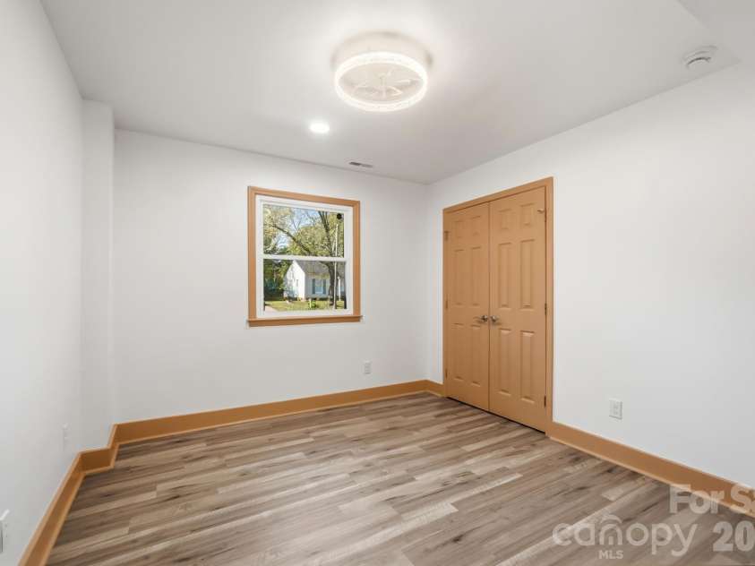 6131 Coach Hill Lane, Charlotte, NC 28212.  MLS# CAR4435622, YatesRealty ID 57323. 