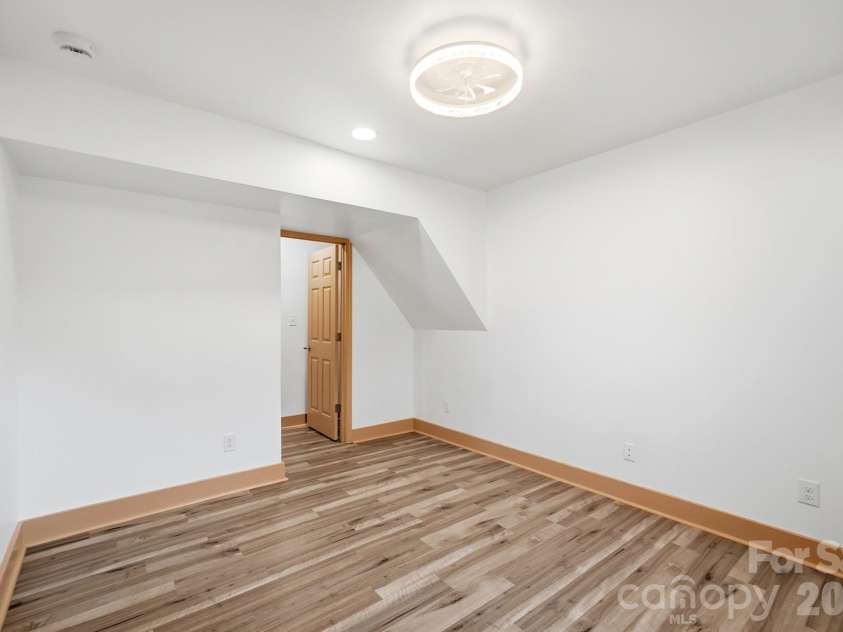 6131 Coach Hill Lane, Charlotte, NC 28212.  MLS# CAR4435622, YatesRealty ID 57323. 