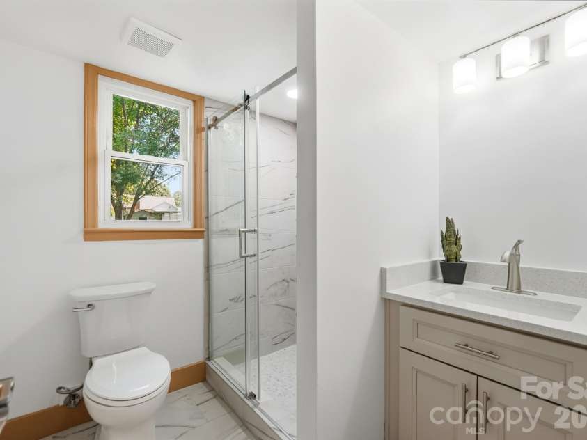6131 Coach Hill Lane, Charlotte, NC 28212.  MLS# CAR4435622, YatesRealty ID 57323. 