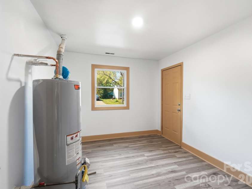 6131 Coach Hill Lane, Charlotte, NC 28212.  MLS# CAR4435622, YatesRealty ID 57323. 