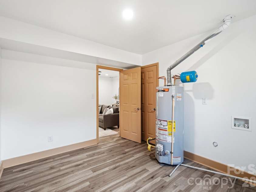 6131 Coach Hill Lane, Charlotte, NC 28212.  MLS# CAR4435622, YatesRealty ID 57323. 