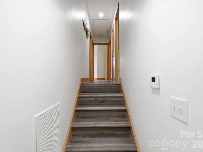 6131 Coach Hill Lane, Charlotte, NC 28212.  MLS# CAR4435622, YatesRealty ID 57323. 