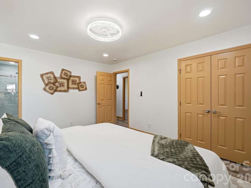 6131 Coach Hill Lane, Charlotte, NC 28212.  MLS# CAR4435622, YatesRealty ID 57323. 