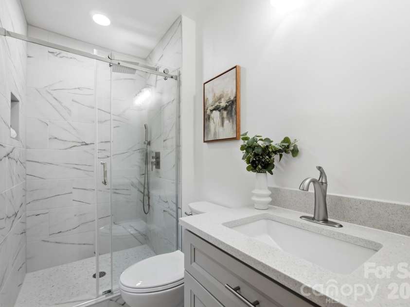 6131 Coach Hill Lane, Charlotte, NC 28212.  MLS# CAR4435622, YatesRealty ID 57323. 
