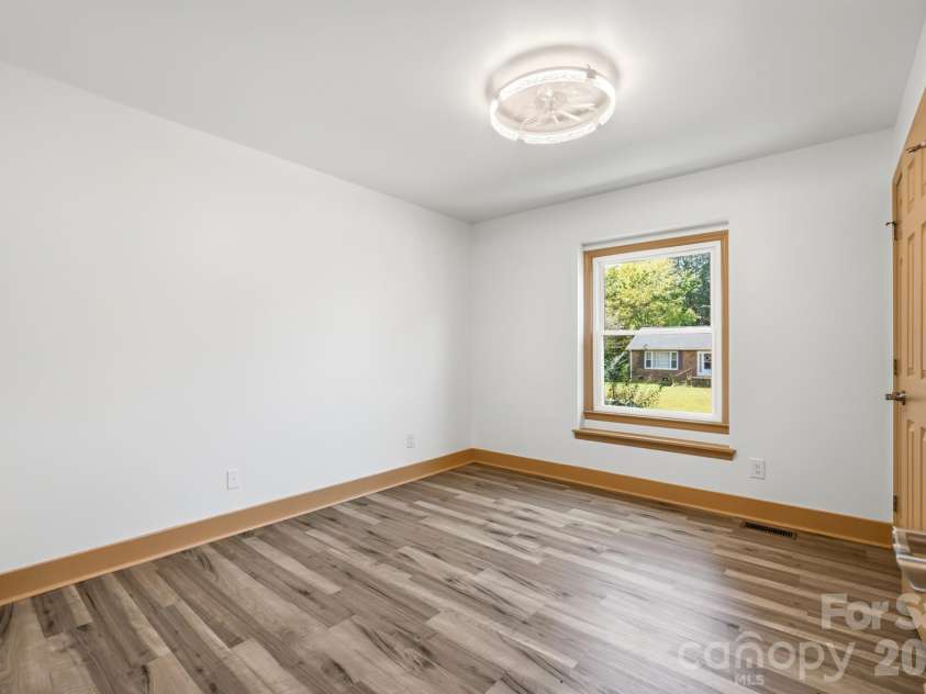 6131 Coach Hill Lane, Charlotte, NC 28212.  MLS# CAR4435622, YatesRealty ID 57323. 