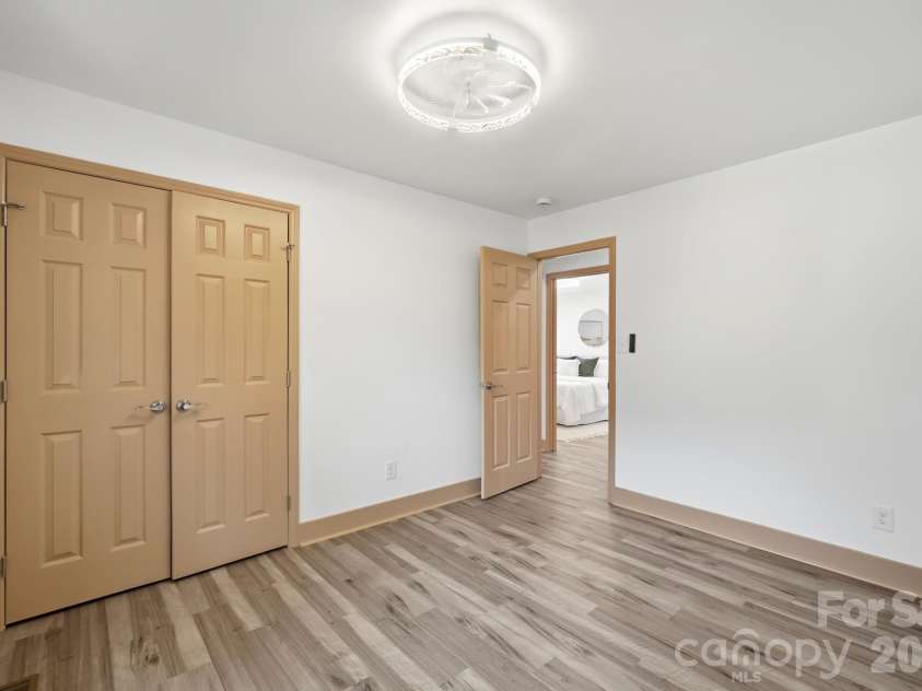 6131 Coach Hill Lane, Charlotte, NC 28212.  MLS# CAR4435622, YatesRealty ID 57323. 