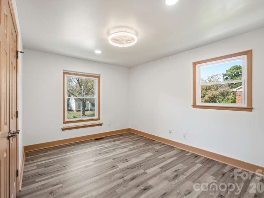 6131 Coach Hill Lane, Charlotte, NC 28212.  MLS# CAR4435622, YatesRealty ID 57323. 