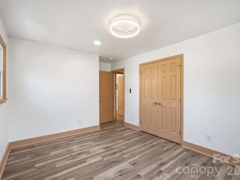 6131 Coach Hill Lane, Charlotte, NC 28212.  MLS# CAR4435622, YatesRealty ID 57323. 
