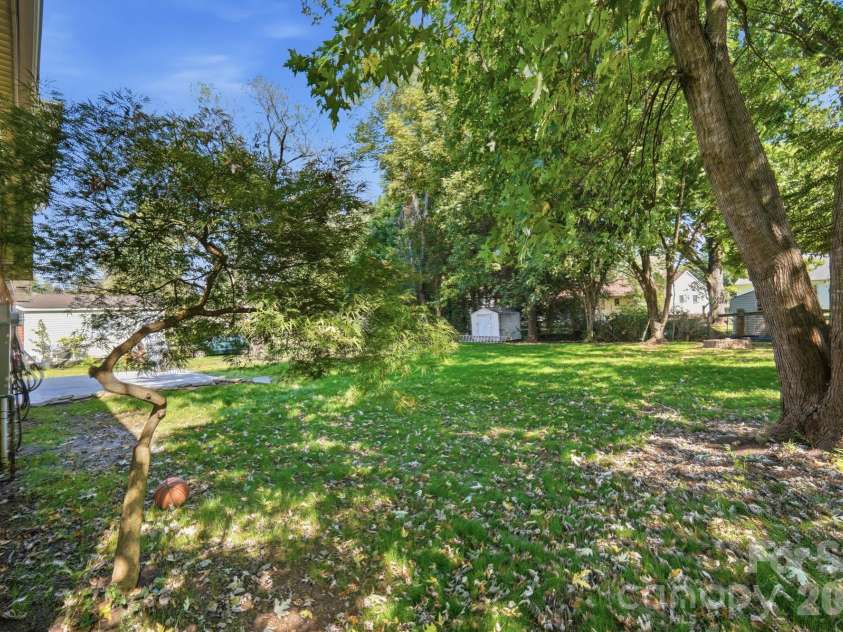 6131 Coach Hill Lane, Charlotte, NC 28212.  MLS# CAR4435622, YatesRealty ID 57323. 