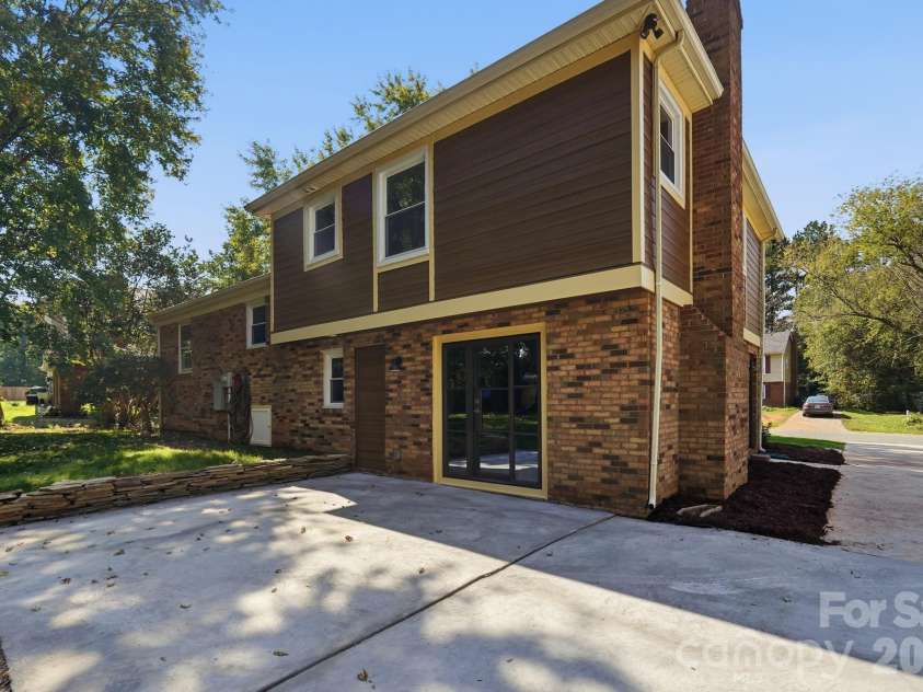 6131 Coach Hill Lane, Charlotte, NC 28212.  MLS# CAR4435622, YatesRealty ID 57323. 