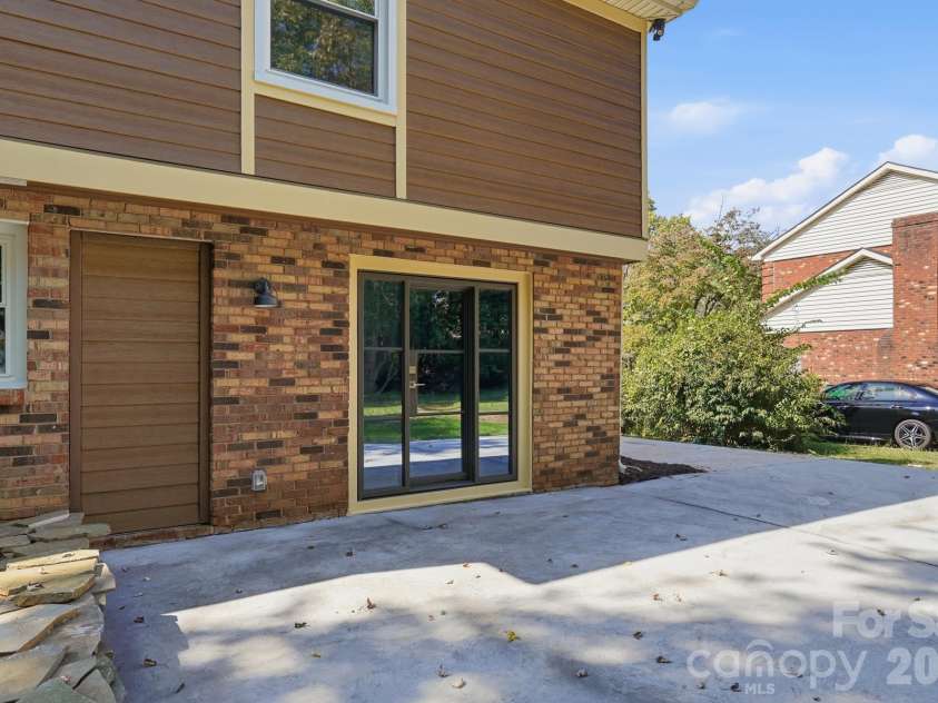 6131 Coach Hill Lane, Charlotte, NC 28212.  MLS# CAR4435622, YatesRealty ID 57323. 