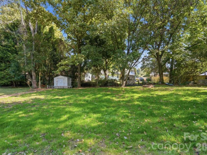 6131 Coach Hill Lane, Charlotte, NC 28212.  MLS# CAR4435622, YatesRealty ID 57323. 