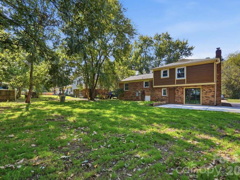 6131 Coach Hill Lane, Charlotte, NC 28212.  MLS# CAR4435622, YatesRealty ID 57323. 