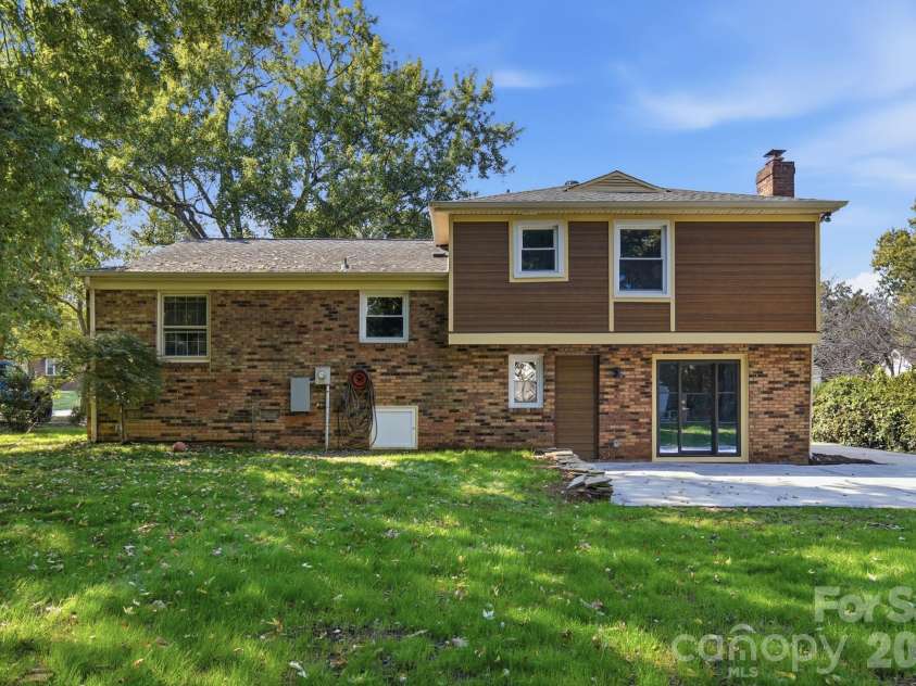 6131 Coach Hill Lane, Charlotte, NC 28212.  MLS# CAR4435622, YatesRealty ID 57323. 