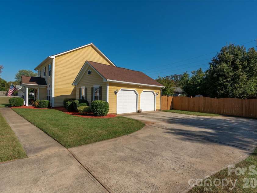 15229 Dartford Lane, Mint Hill, NC 28227.  MLS# CAR4434897, YatesRealty ID 57326. Sideload garage