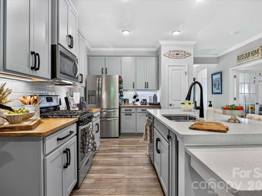 4521 Grove Manor Street, Waxhaw, NC 28173.  MLS# CAR4432721, YatesRealty ID 57328. Kitchen