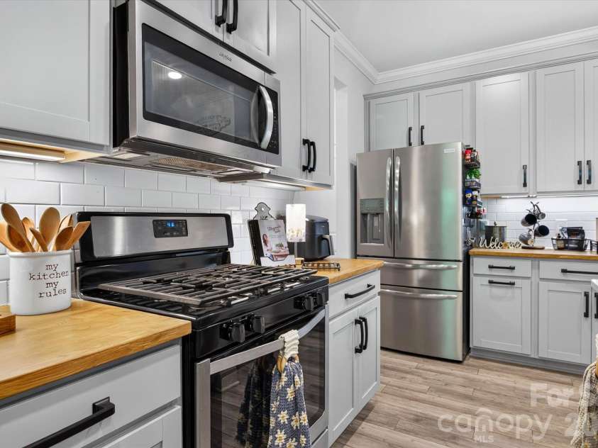 4521 Grove Manor Street, Waxhaw, NC 28173.  MLS# CAR4432721, YatesRealty ID 57328. Kitchen
