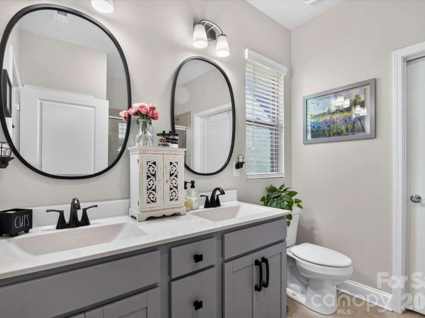 4521 Grove Manor Street, Waxhaw, NC 28173.  MLS# CAR4432721, YatesRealty ID 57328. Primary Bath