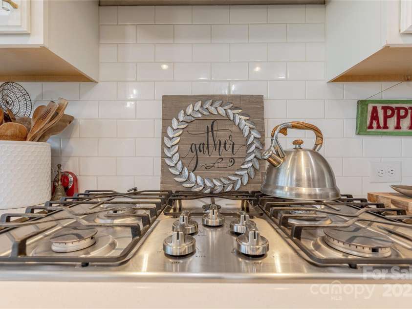 1048 Harbor Bay Drive, Indian Land, SC 29707.  MLS# CAR4231848, YatesRealty ID 5733. Gas Cooking