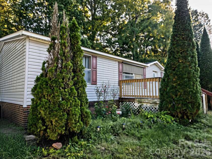 2524 Cabelos Drive, Lincolnton, NC 28092.  MLS# CAR4435687, YatesRealty ID 57335. 