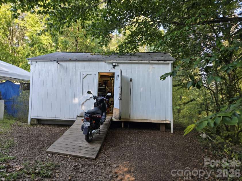2524 Cabelos Drive, Lincolnton, NC 28092.  MLS# CAR4435687, YatesRealty ID 57335. 