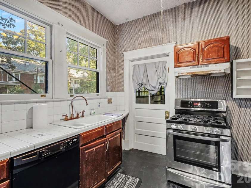510 Hawthorne Lane, Charlotte, NC 28204.  MLS# CAR4432026, YatesRealty ID 57340. 