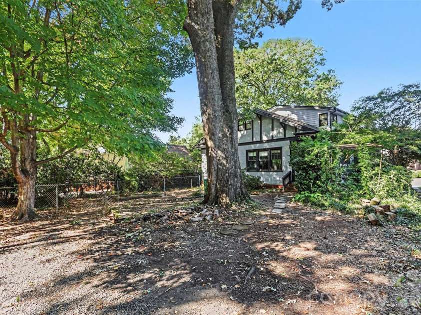 510 Hawthorne Lane, Charlotte, NC 28204.  MLS# CAR4432026, YatesRealty ID 57340. 