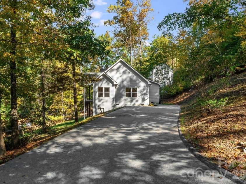 171 Rambling Trail, Hendersonville, NC 28739.  MLS# CAR4421899, YatesRealty ID 57344. 