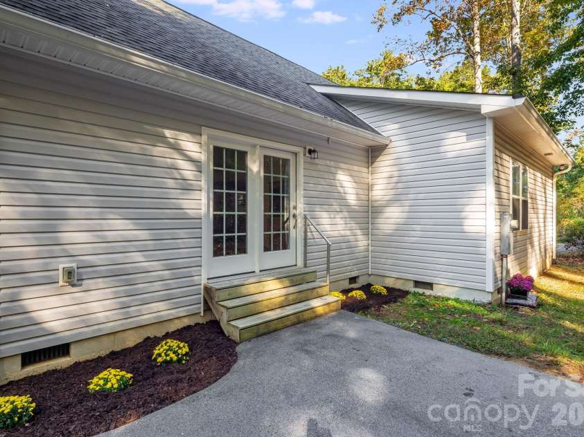 171 Rambling Trail, Hendersonville, NC 28739.  MLS# CAR4421899, YatesRealty ID 57344. Entrance