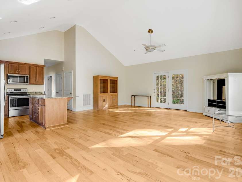 171 Rambling Trail, Hendersonville, NC 28739.  MLS# CAR4421899, YatesRealty ID 57344. Great Room