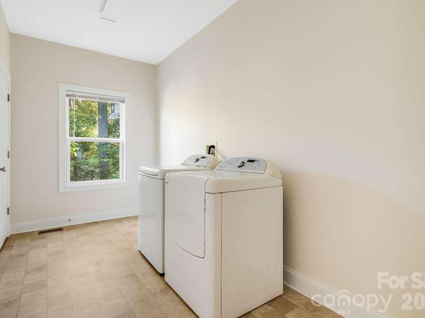 171 Rambling Trail, Hendersonville, NC 28739.  MLS# CAR4421899, YatesRealty ID 57344. Laundry Room