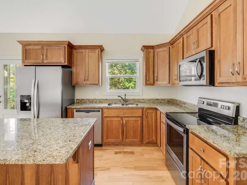 171 Rambling Trail, Hendersonville, NC 28739.  MLS# CAR4421899, YatesRealty ID 57344. Open Kitchen